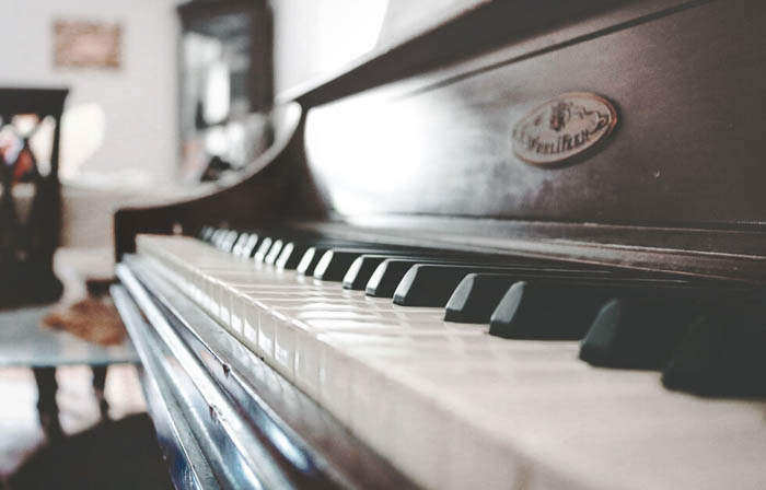 Klavierunterricht-Lahr_zu-Hause_Birgit-Braun_kyle-arcilla-hCuphhtCo9c-unsplash_700